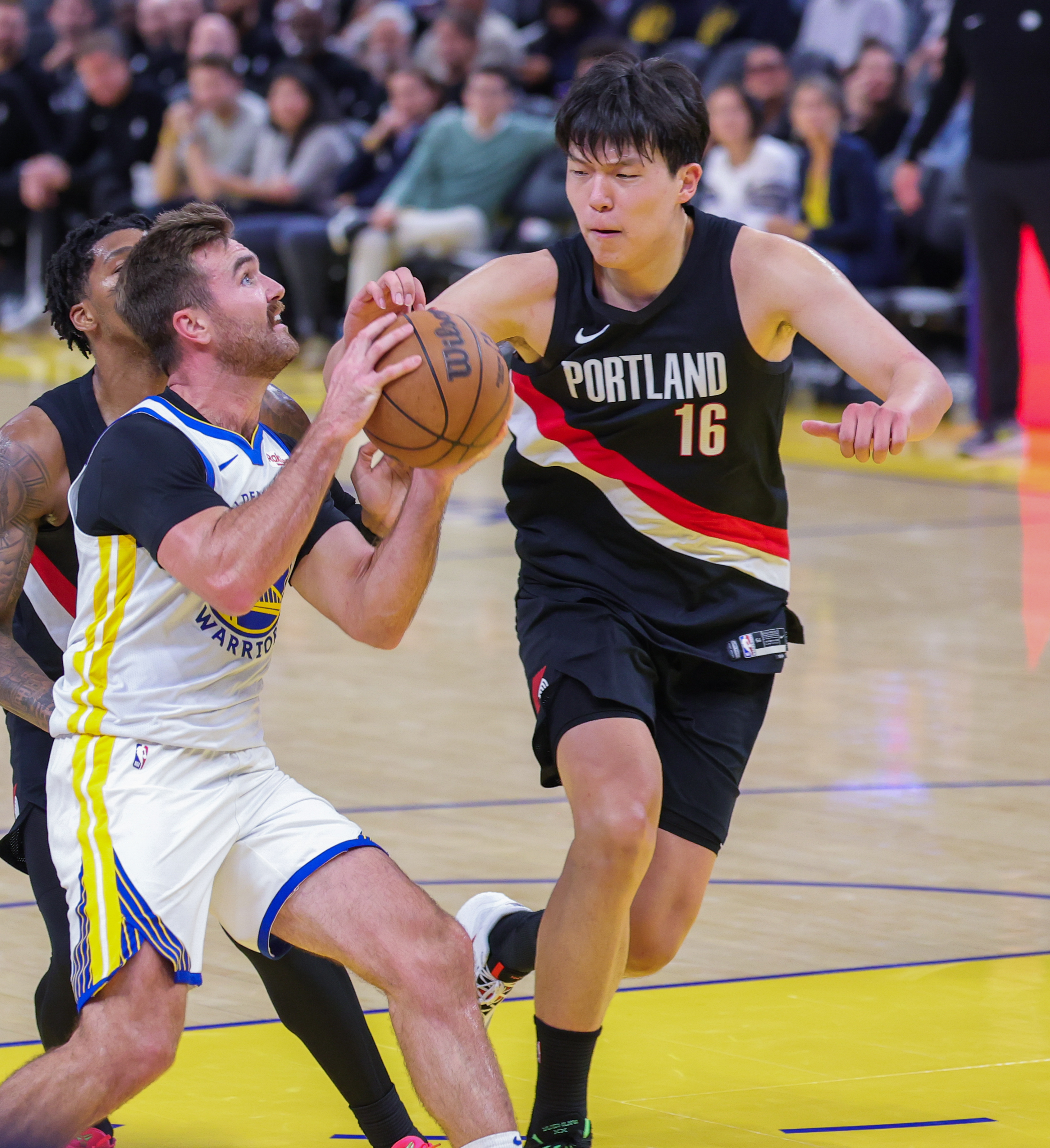 九游登录入口-转会期金州勇士防线松动：NBA总决赛节点到来，气氛紧张，团队化学反应显著的简单介绍